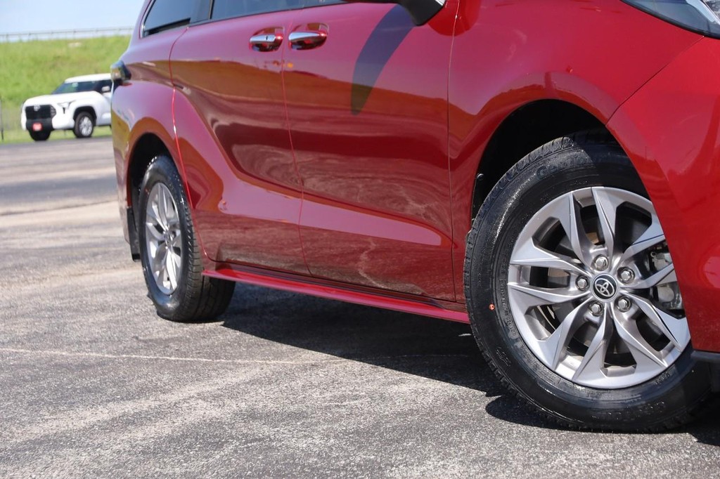 Toyota Sienna Vehicle Full-screen Gallery Image 3