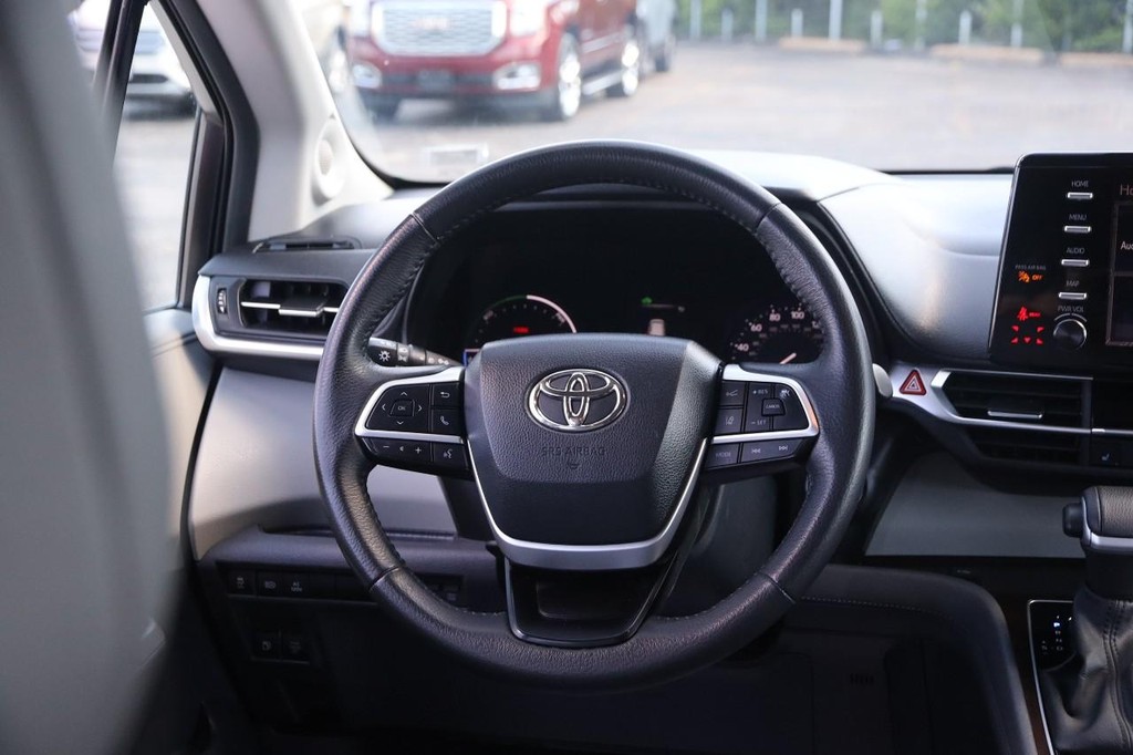 Toyota Sienna Vehicle Full-screen Gallery Image 25