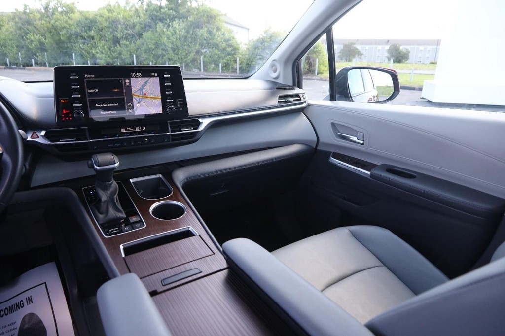 Toyota Sienna Vehicle Full-screen Gallery Image 27