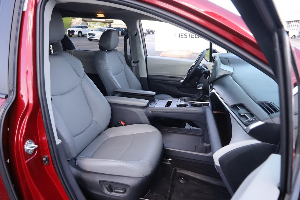 Toyota Sienna Vehicle Full-screen Gallery Image 28