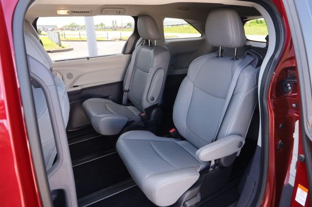 Toyota Sienna Vehicle Image 11