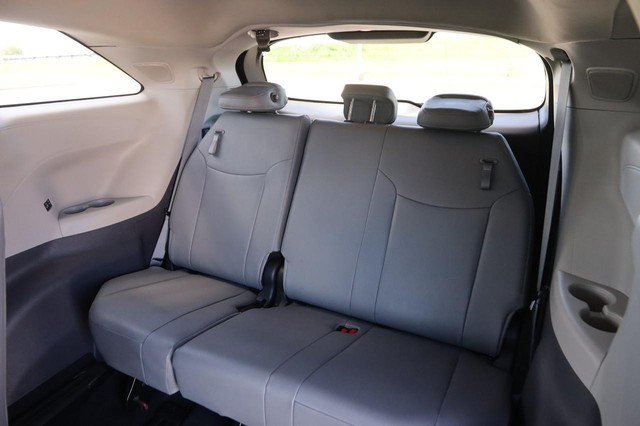 Toyota Sienna Vehicle Image 12