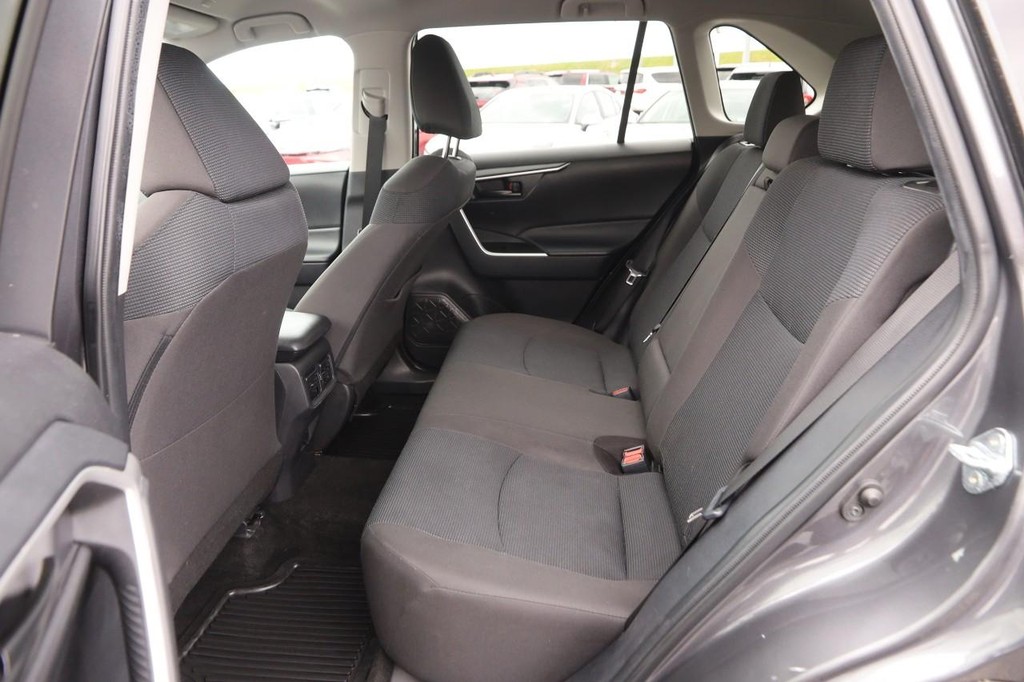 Toyota RAV4 Vehicle Full-screen Gallery Image 9