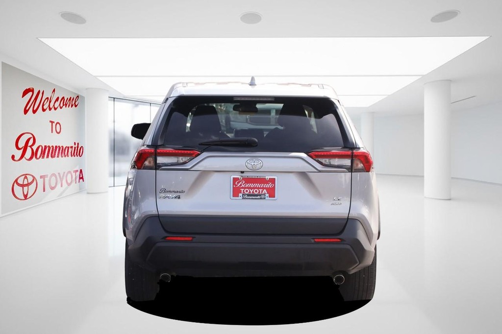 Toyota RAV4 Vehicle Full-screen Gallery Image 6