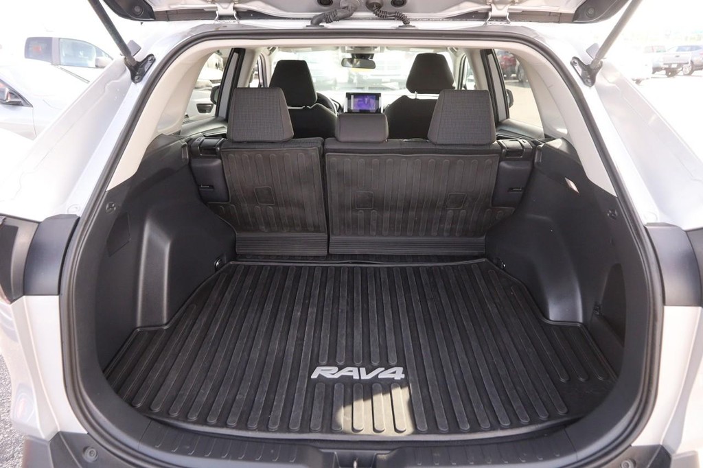 Toyota RAV4 Vehicle Full-screen Gallery Image 7