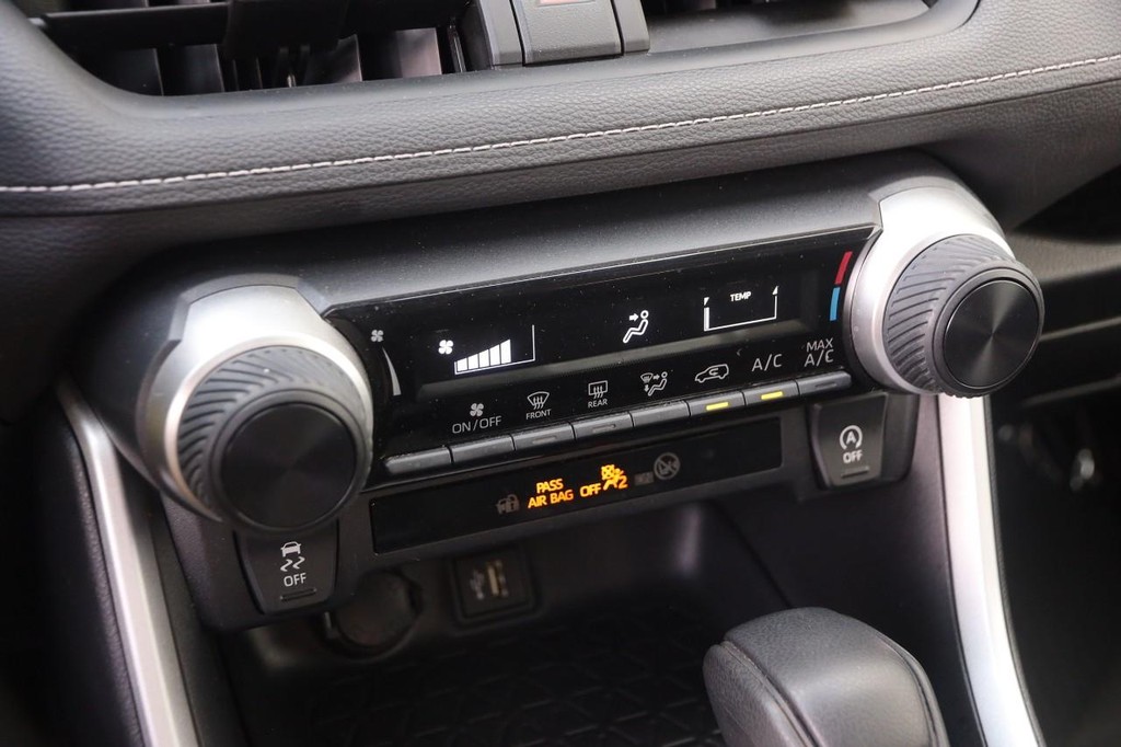 Toyota RAV4 Vehicle Full-screen Gallery Image 17