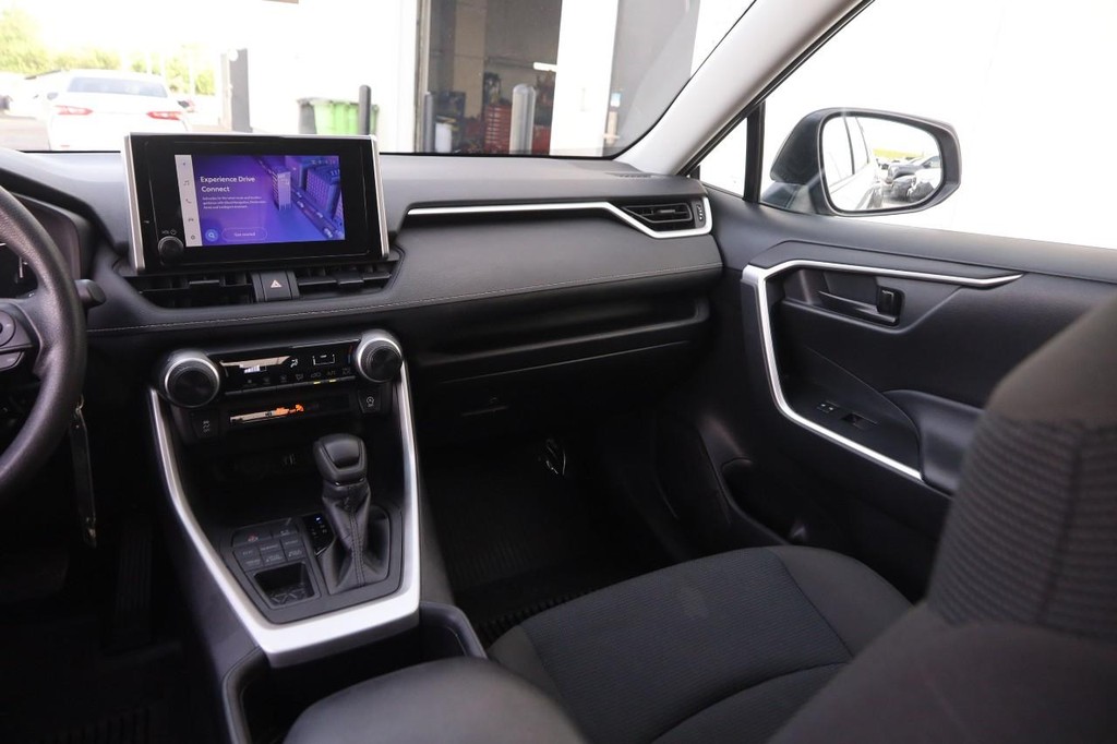 Toyota RAV4 Vehicle Full-screen Gallery Image 24