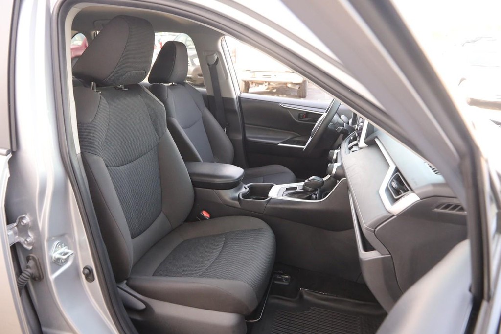 Toyota RAV4 Vehicle Full-screen Gallery Image 25