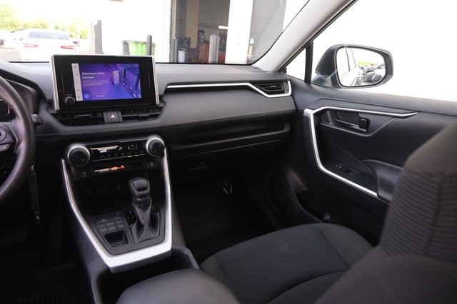 Toyota RAV4 Vehicle Image 24