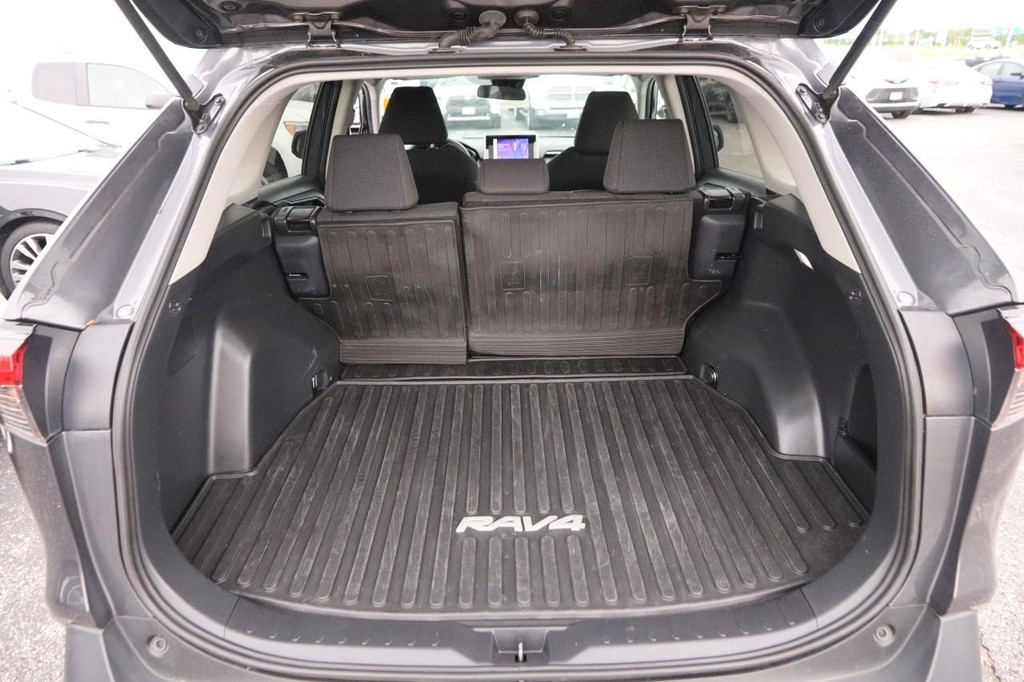 Toyota RAV4 Vehicle Full-screen Gallery Image 7