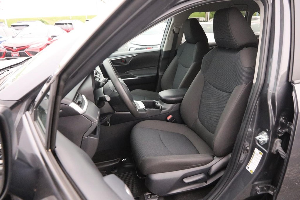 Toyota RAV4 Vehicle Full-screen Gallery Image 8