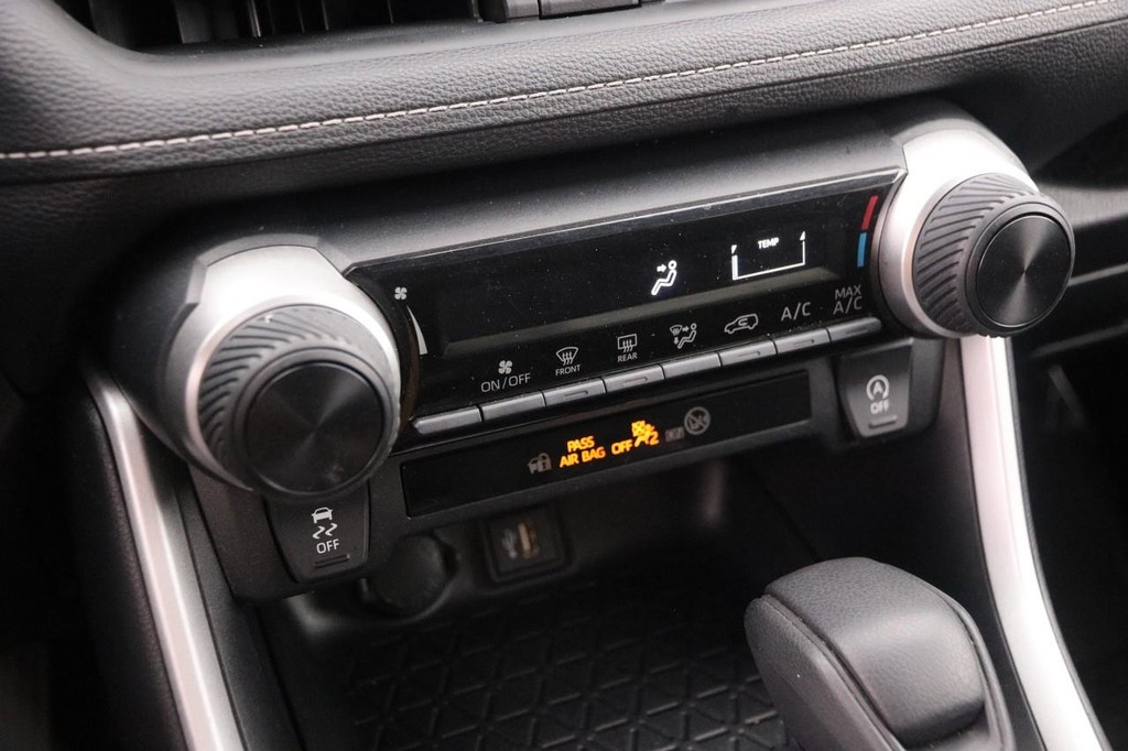 Toyota RAV4 Vehicle Full-screen Gallery Image 17
