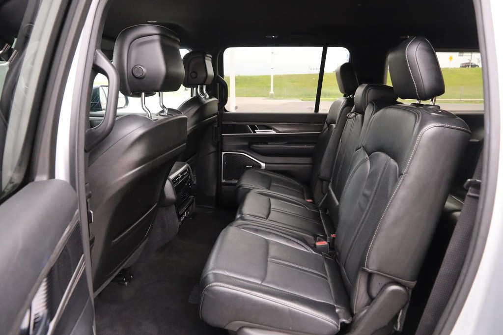 Jeep Wagoneer L Vehicle Full-screen Gallery Image 11