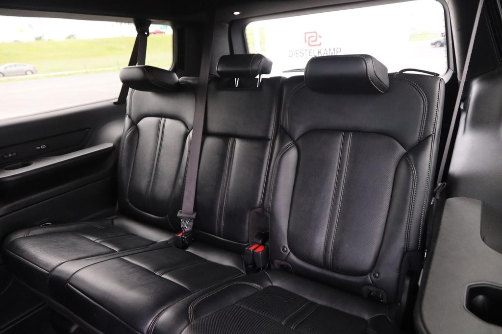 Jeep Wagoneer L Vehicle Full-screen Gallery Image 12