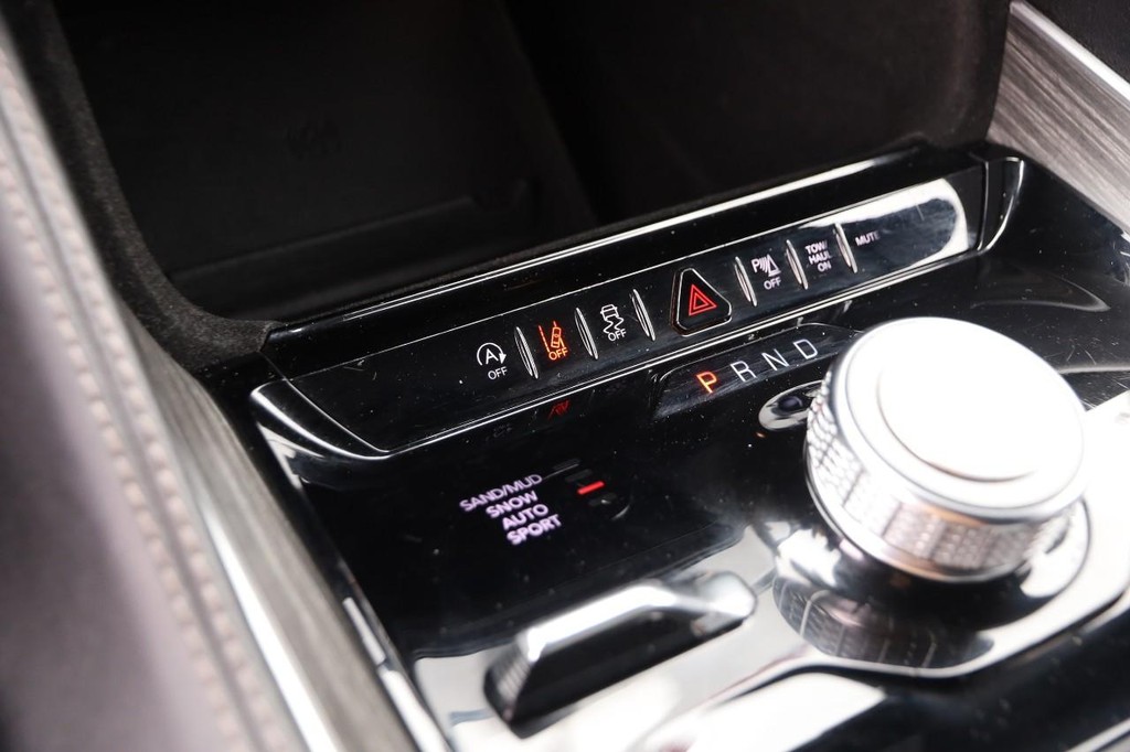 Jeep Wagoneer L Vehicle Full-screen Gallery Image 21