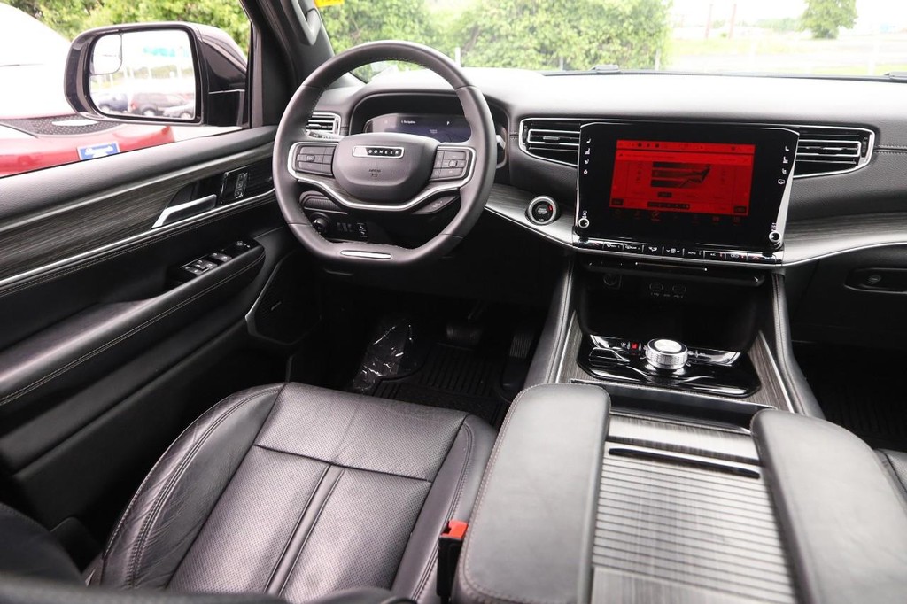 Jeep Wagoneer L Vehicle Full-screen Gallery Image 28