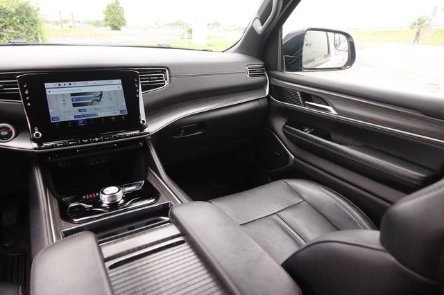 Jeep Wagoneer L Vehicle Image 31