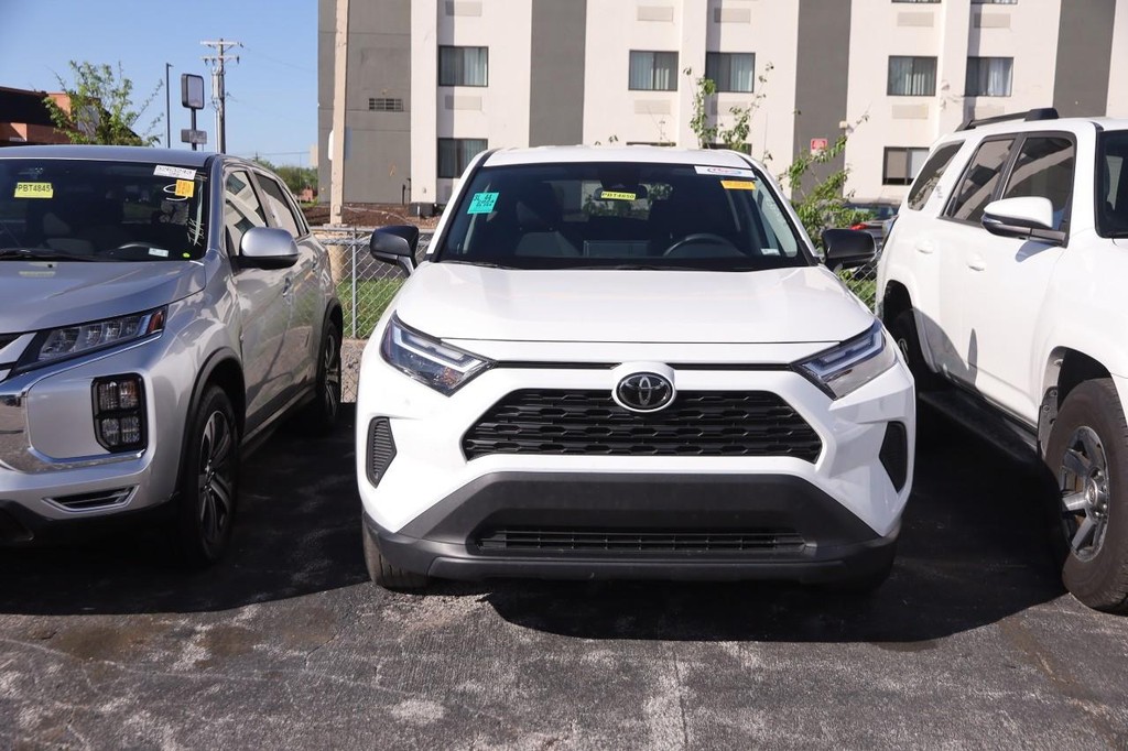 Toyota RAV4 Vehicle Full-screen Gallery Image 3