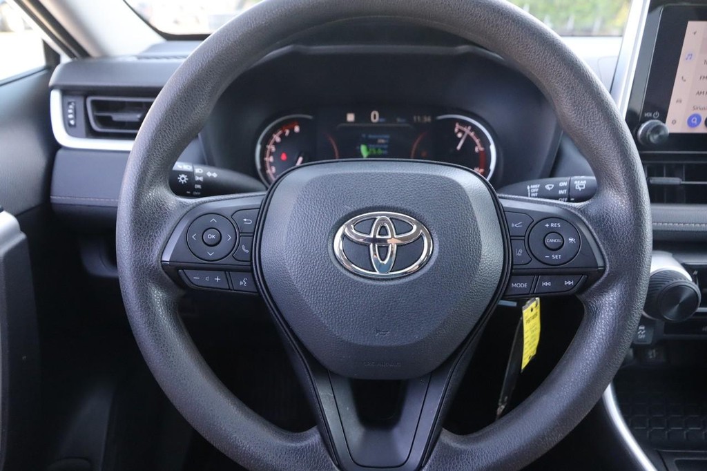Toyota RAV4 Vehicle Full-screen Gallery Image 10