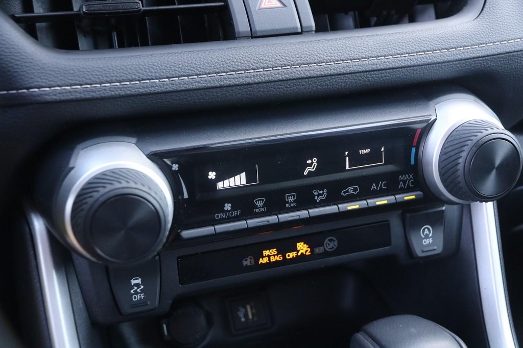Toyota RAV4 Vehicle Full-screen Gallery Image 16