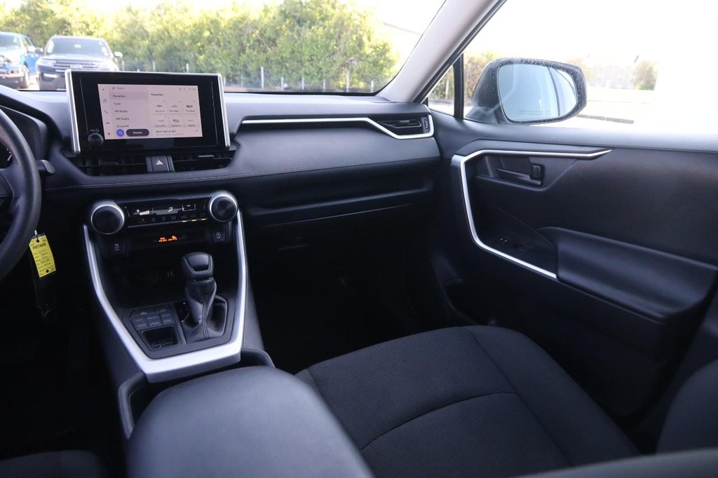 Toyota RAV4 Vehicle Full-screen Gallery Image 23