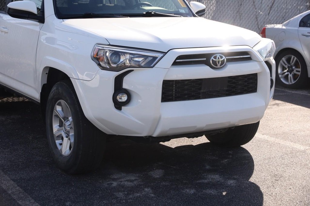 Toyota 4Runner Vehicle Full-screen Gallery Image 2