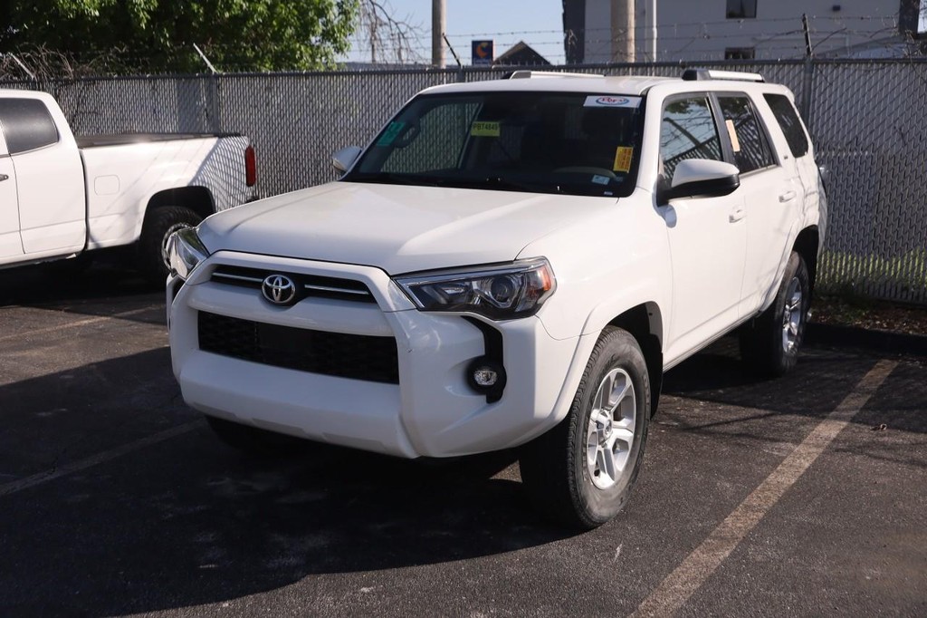 Toyota 4Runner Vehicle Full-screen Gallery Image 4