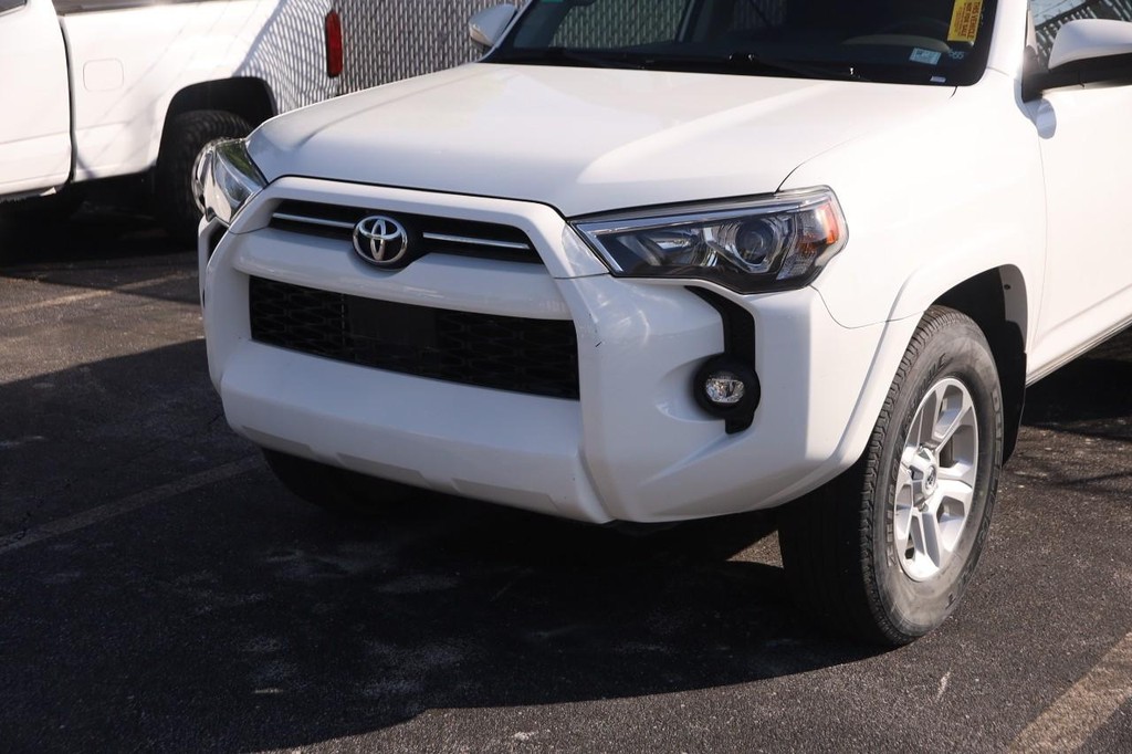 Toyota 4Runner Vehicle Full-screen Gallery Image 5
