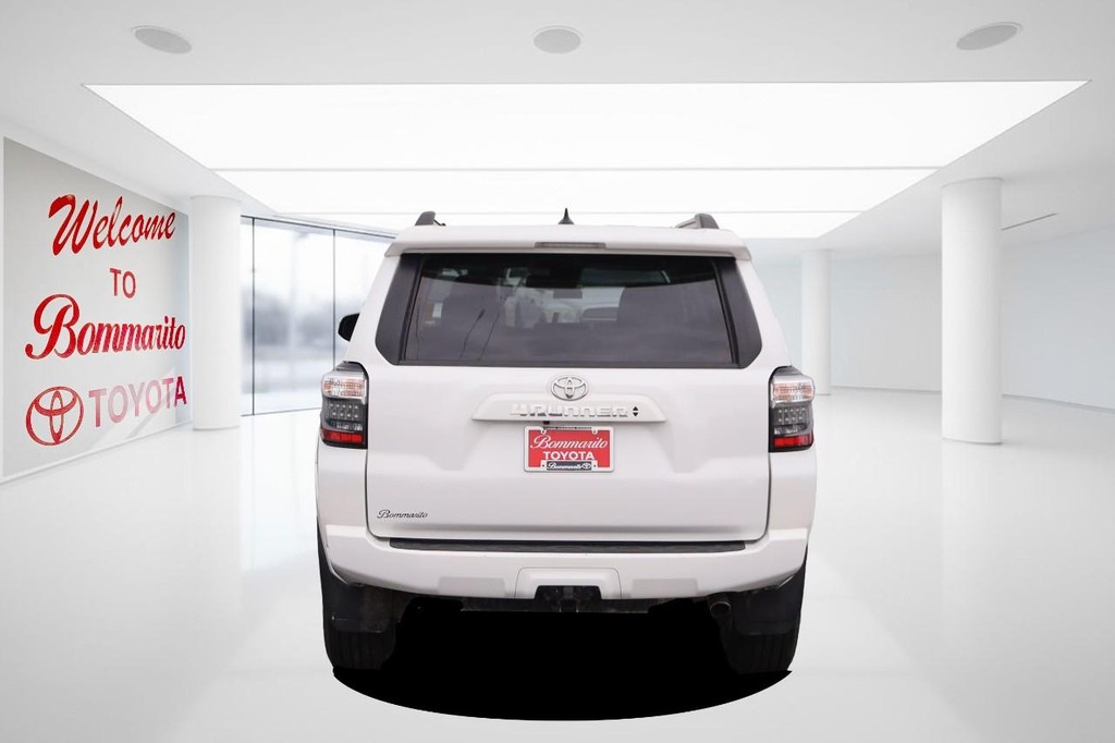 Toyota 4Runner Vehicle Full-screen Gallery Image 6