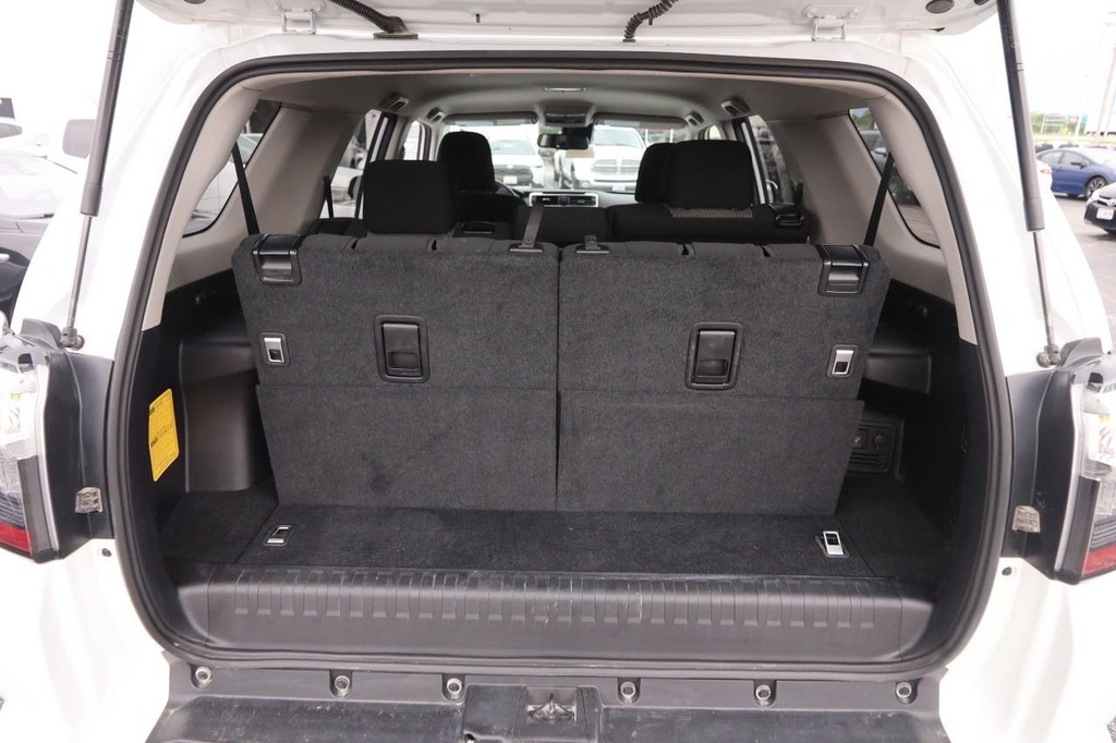 Toyota 4Runner Vehicle Full-screen Gallery Image 7
