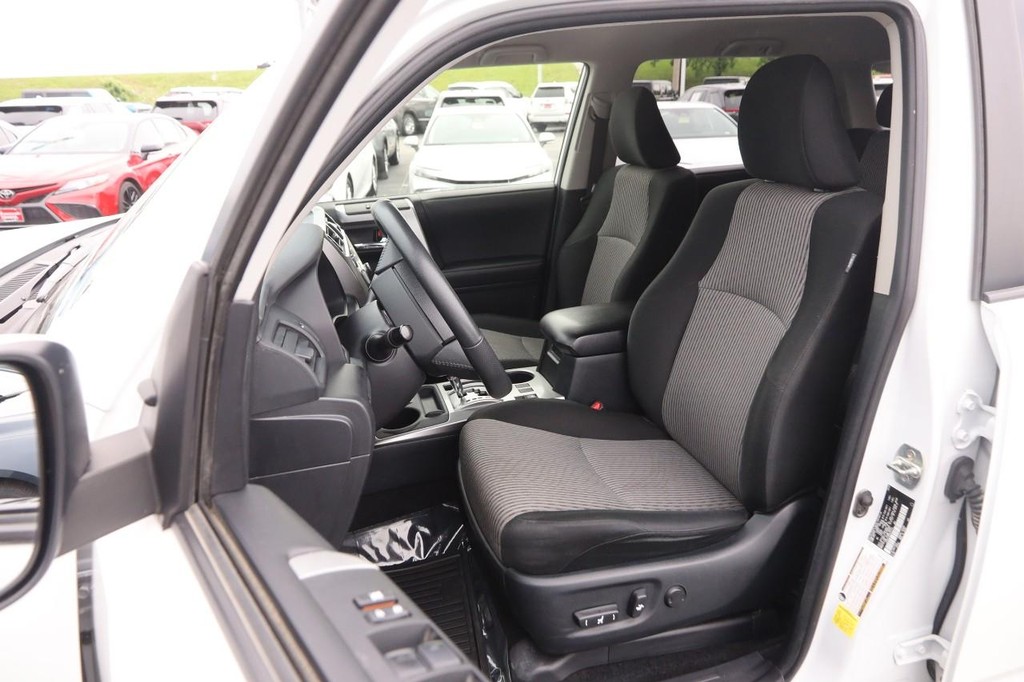 Toyota 4Runner Vehicle Full-screen Gallery Image 8