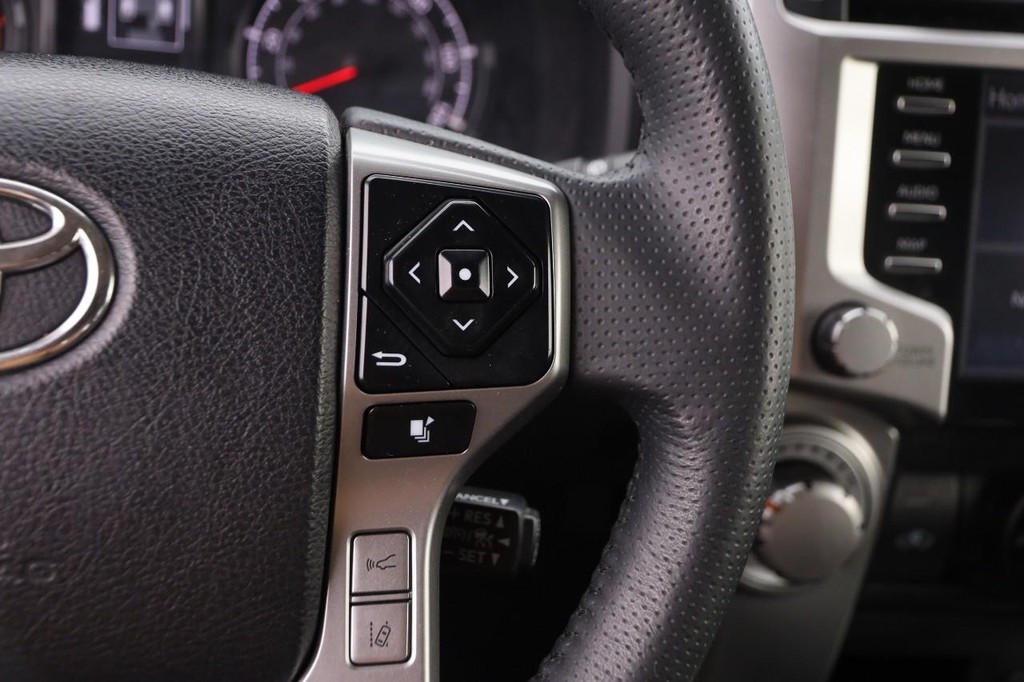 Toyota 4Runner Vehicle Full-screen Gallery Image 12