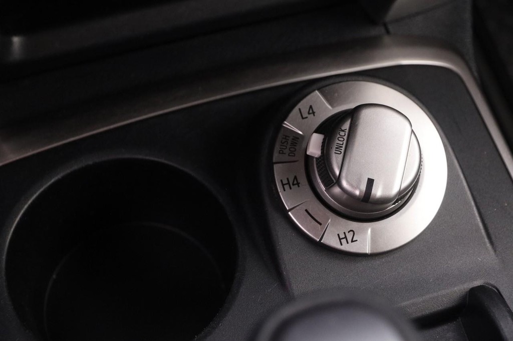 Toyota 4Runner Vehicle Full-screen Gallery Image 19