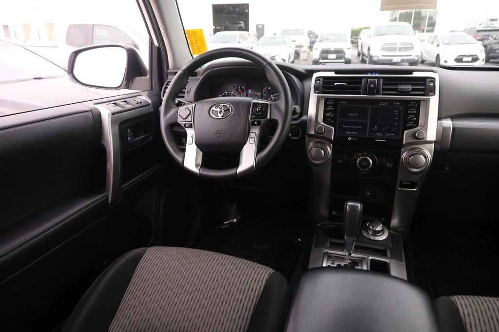 Toyota 4Runner Vehicle Full-screen Gallery Image 22
