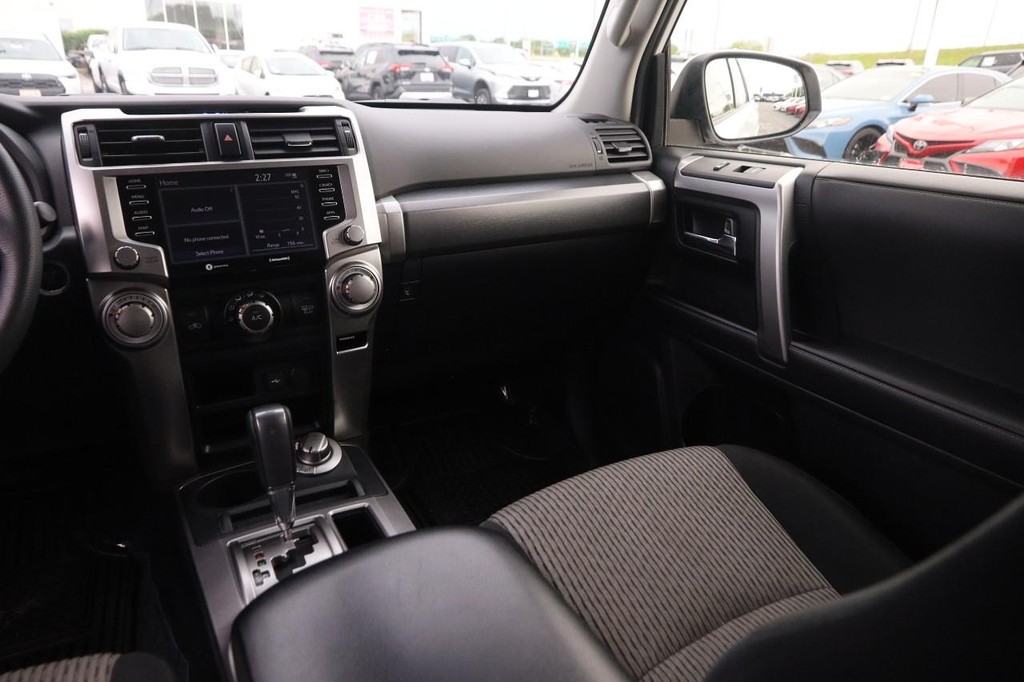 Toyota 4Runner Vehicle Full-screen Gallery Image 25