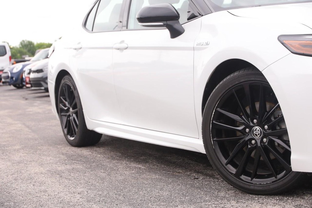 Toyota Camry Vehicle Full-screen Gallery Image 3