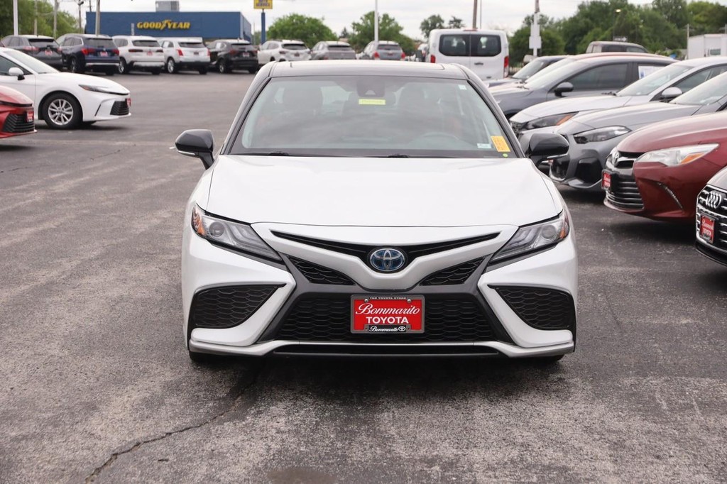 Toyota Camry Vehicle Full-screen Gallery Image 4