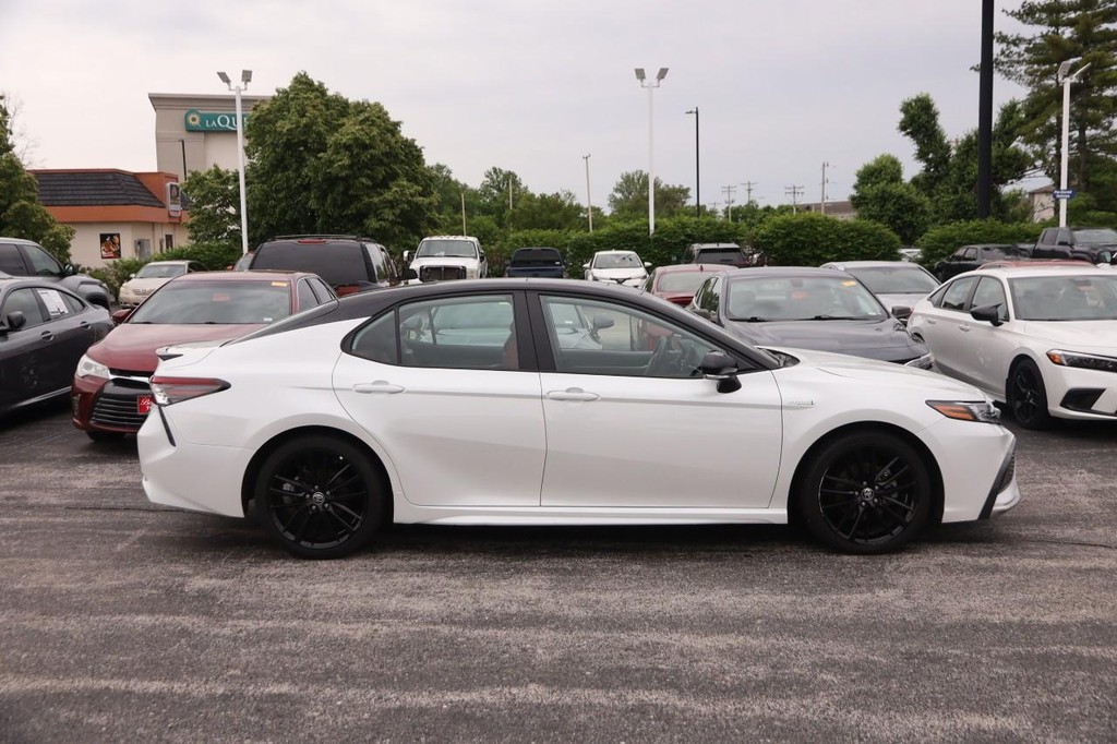 Toyota Camry Vehicle Full-screen Gallery Image 5