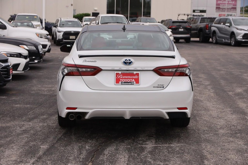 Toyota Camry Vehicle Full-screen Gallery Image 6