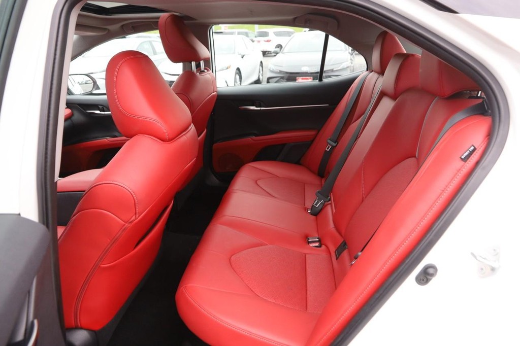 Toyota Camry Vehicle Full-screen Gallery Image 10