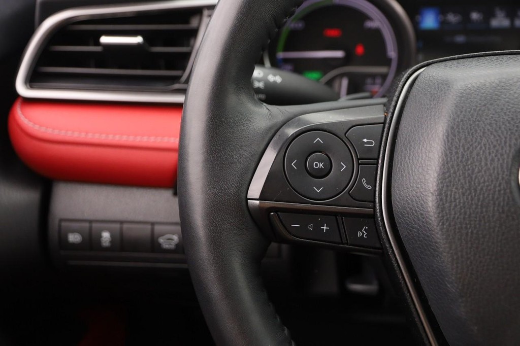 Toyota Camry Vehicle Full-screen Gallery Image 12