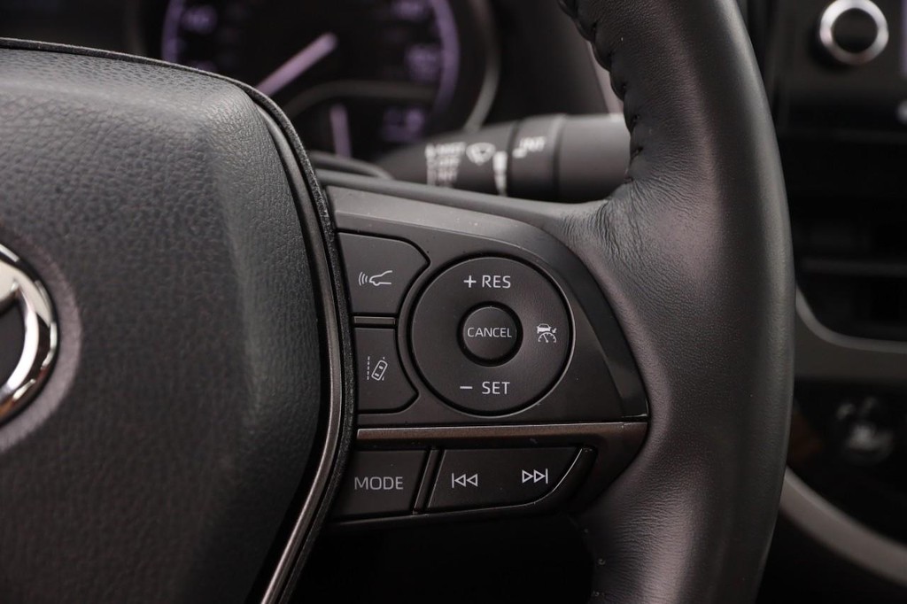 Toyota Camry Vehicle Full-screen Gallery Image 13