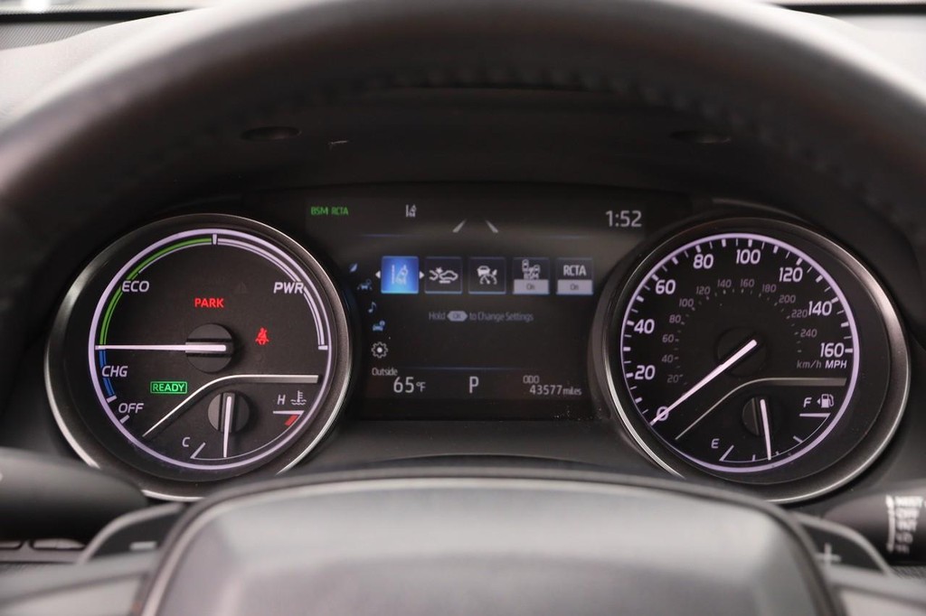 Toyota Camry Vehicle Full-screen Gallery Image 14