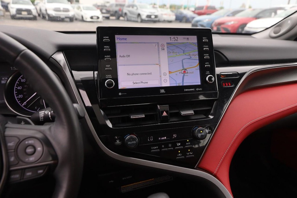 Toyota Camry Vehicle Full-screen Gallery Image 16