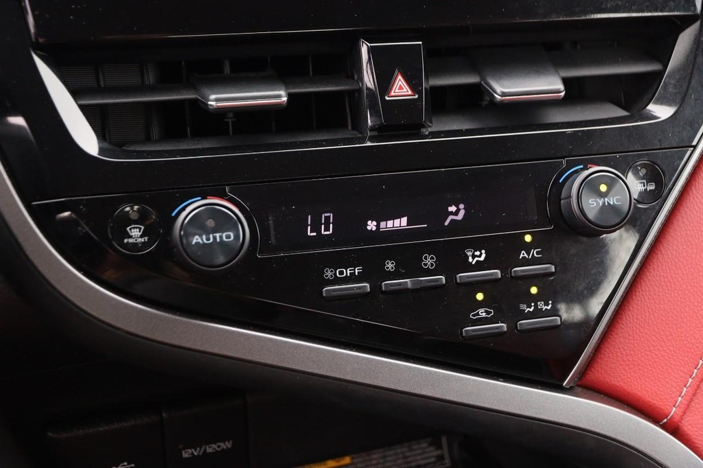 Toyota Camry Vehicle Full-screen Gallery Image 19