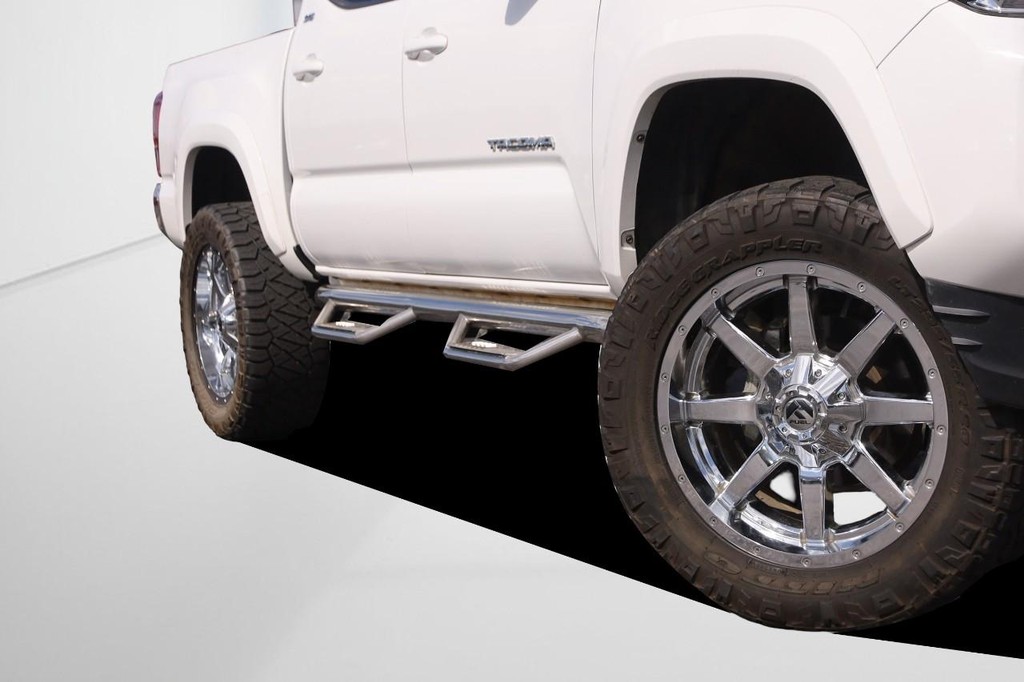 Toyota Tacoma 4WD Vehicle Full-screen Gallery Image 3