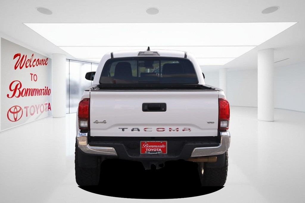 Toyota Tacoma 4WD Vehicle Full-screen Gallery Image 6