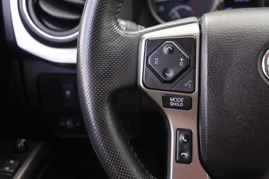 Toyota Tacoma 4WD Vehicle Full-screen Gallery Image 11