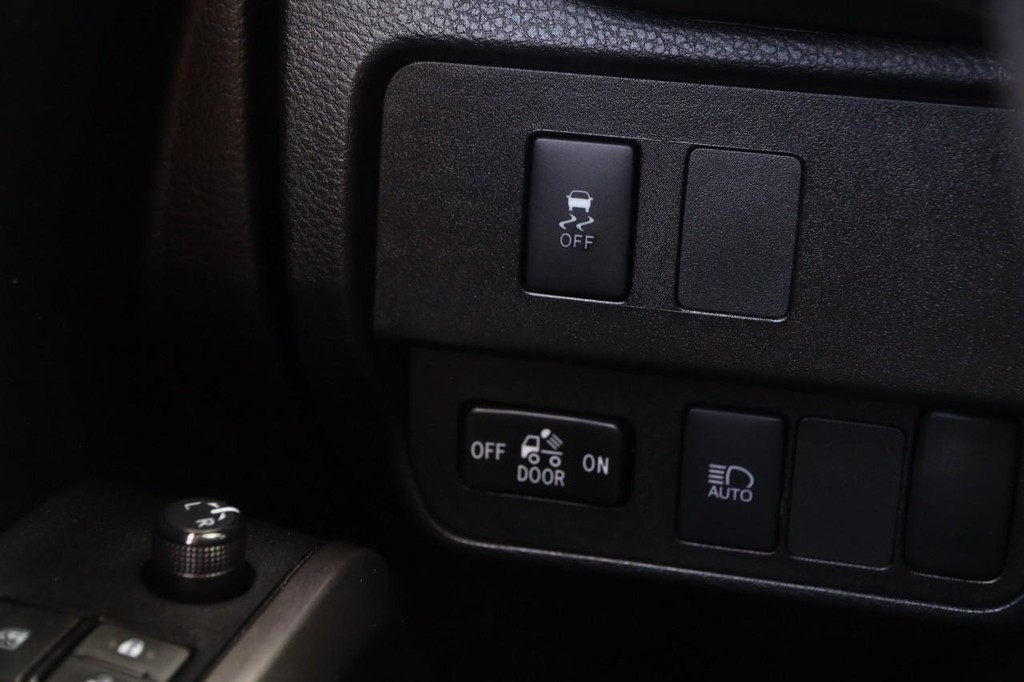 Toyota Tacoma 4WD Vehicle Full-screen Gallery Image 19