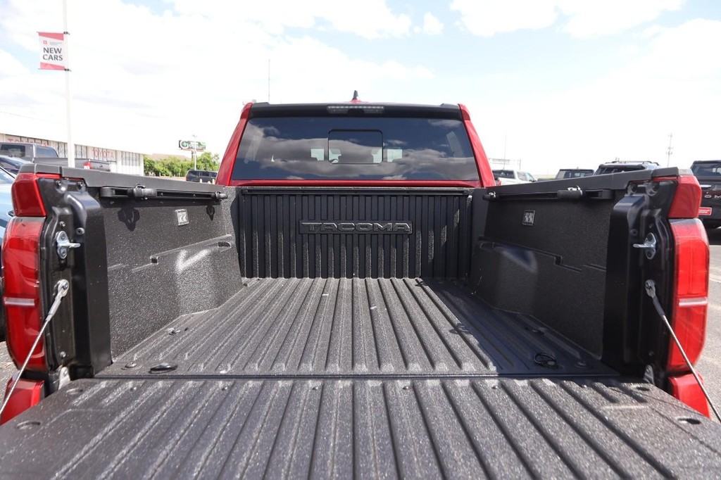 Toyota Tacoma 4WD Vehicle Full-screen Gallery Image 7